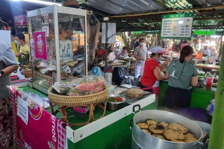 Dum Noen Saduak Floating Market Inside - Bangkok Health Service