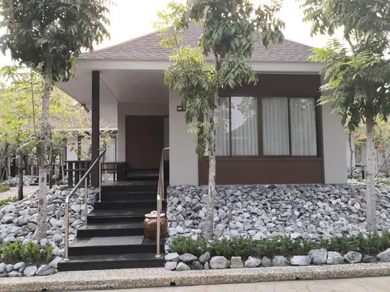 Modern health clinic Villa Surrounded by trees in Bangkok - Villa Sanpudard Wellness Club