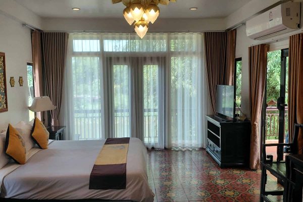 01-bangkok-yoga-retreat-lake-villa-bedroom