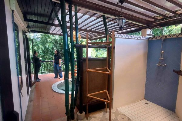 02-thai-wellness-retreat-outdoor-shower