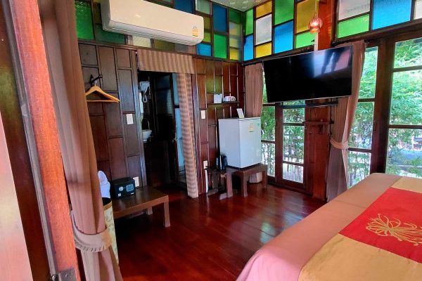 08-yoga-retreat-thailand-wooden-bedroom