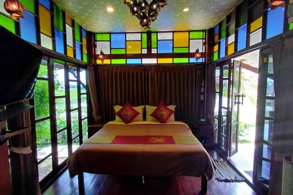 09-thai-style-retreat-wooden-villa-bedroom