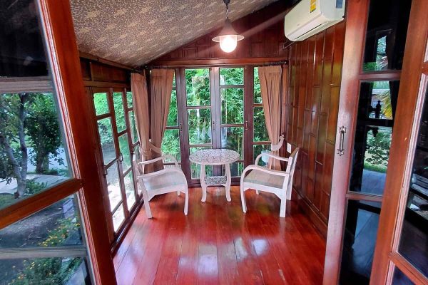 10-wellness-retreat-thailand-garden-sitting-room