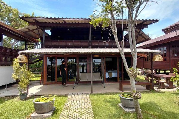 13-thai-retreat-wooden-villa-garden