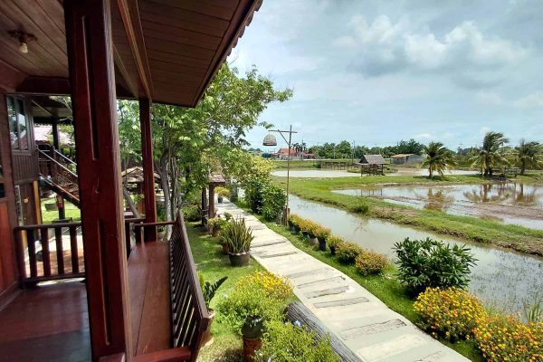 18-thai-yoga-retreat-garden-walkway