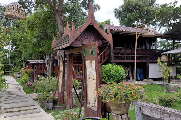 23-thai-yoga-retreat-entrance-garden