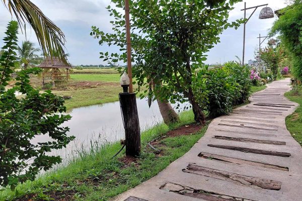 33-ayutthaya-retreat-garden-walkway