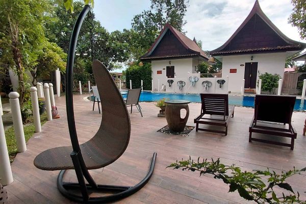 35-ayutthaya-wellness-retreat-pool-lounge