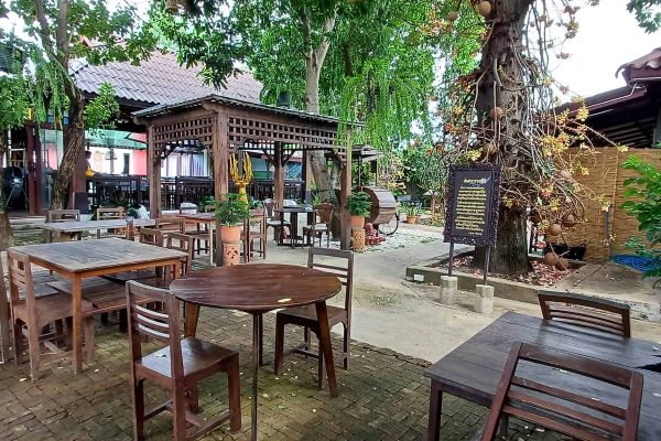 36-thai-retreat-outdoor-dining-area