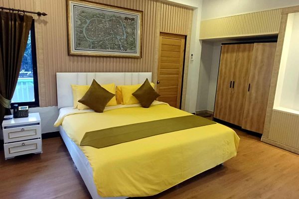 47-ayutthaya-yoga-retreat-yellow-bedroom