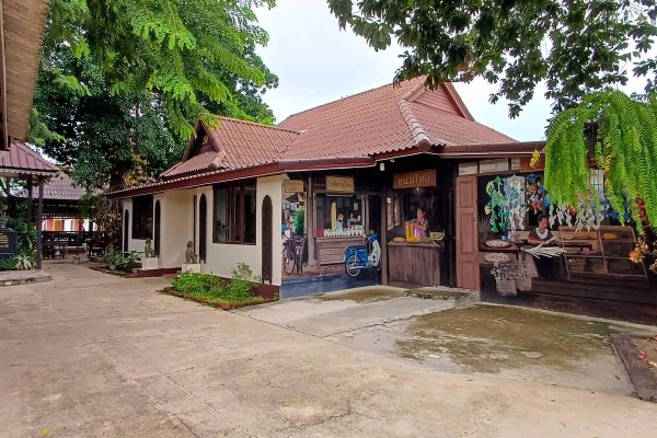 54-bangkok-wellness-retreat-resort-courtyard