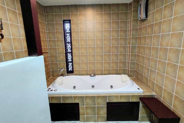 58-ayutthaya-retreat-jacuzzi-bathroom
