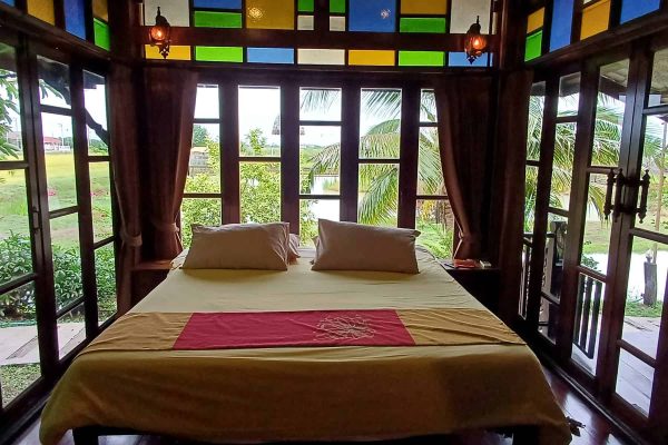 62-thai-style-yoga-retreat-glass-bedroom