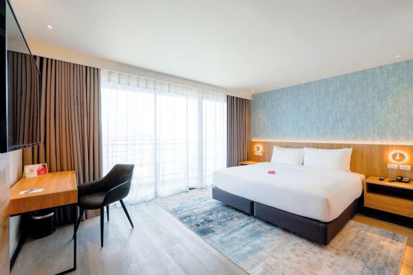 GLOW Bangkok Riverside Room Desk And TV