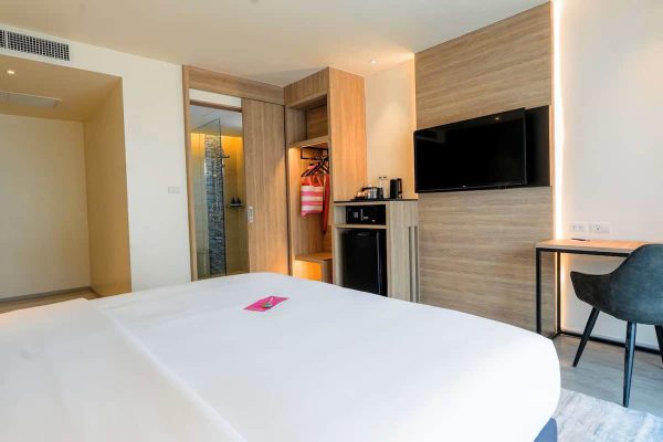 GLOW Bangkok Riverside Room and TV