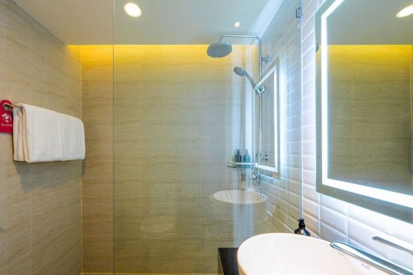 GLOW Bangkok Riverside Shower