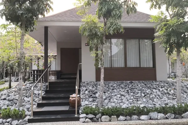 Modern health clinic Villa Surrounded by trees in Bangkok - Villa Sanpudard Wellness Club